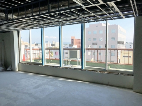 株式会社 川﨑工業 東大阪市 鋼製建具・サッシ・ガラスフィルム取付工事スタッフ求人情報のメイン画像